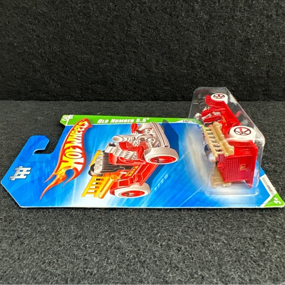 Hot Wheels 2010 Treasure Hunts Old Number 5.5 Fire Engine - Picture 5 of 6